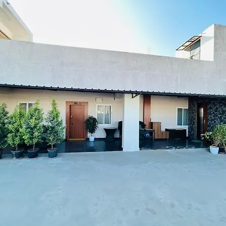 Luxury 3-Br Penthouse Apartment
